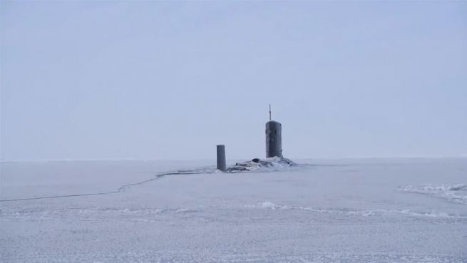 go to Im arktischen Ozean: U-Boot durchbricht Eisdecke