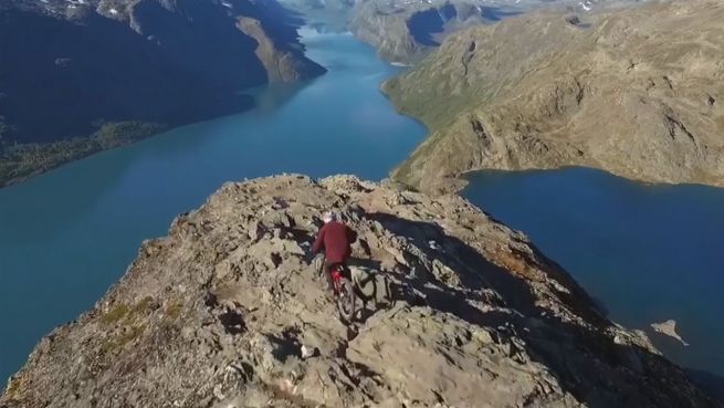 go to Statt Kreuzfahrt: Mountainbiker jagt Fjord hinunter