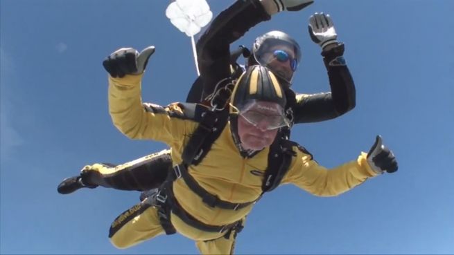 go to Mutiger Opa: 101-jähriger Skydiver bricht Rekord